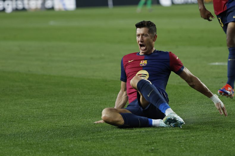 Robert Lewandowski celebra tras anotar el segundo gol del Barcelona en la victoria 2-1 ante Athletic Bilbao en la Liga española, el sábado 24 de agosto de 2024. (AP Foto/Joan Monfort)