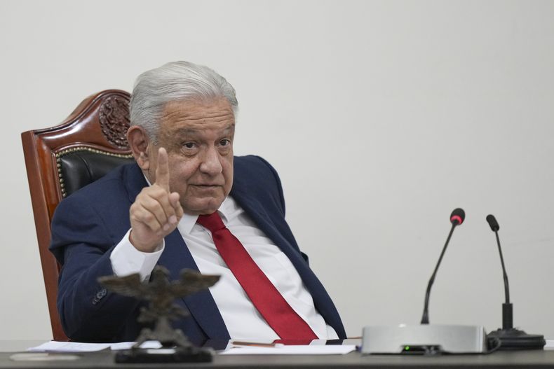 El presidente de México, Andrés Manuel López Obrador, se reúne con su gabinete de seguridad en el Palacio Nacional de Ciudad de México, el viernes 2 de agosto de 2024. El martes 27 de agosto de 2024 López Obrador anunció que las relaciones del gobierno mexicano con las embajadas de Estados Unidos y Canadá quedaban “en pausa” tras las críticas que funcionarios de ambos países hicieron a la reforma judicial propuesta por el mandatario. (AP Foto/Fernando Llano)