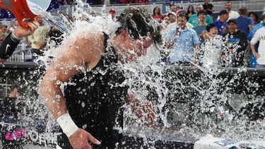 Griffin Conine de los Marlins de Miami recibe un baño tras la victoria ante los Filis de Filadelfia, el lunes 27 de julio de 2026, en Miami. (AP Foto/Lynne Sladky)