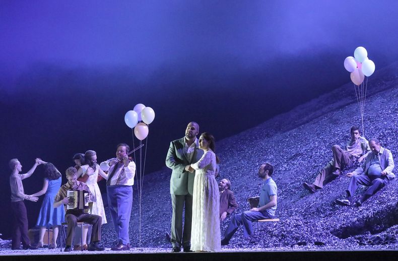 En esta imagen proporcionada por la Ópera Estatal de Baviera el tenor Brian Jagde, cento izquierda, y la soprano Elena Stikhina, centro a la derecha, durante una ensayo de Aida de Verdi con un montaje de Damiano Michieletto para la Ópera Estatal de Baviera en Munich, Alemania. (Wilfried Hösl/Bavarian State Opera vía AP)