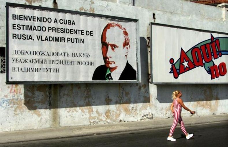 Un cartel en La Habana da la bienvenida a una visita de Putin a la isla en el año 2000.
