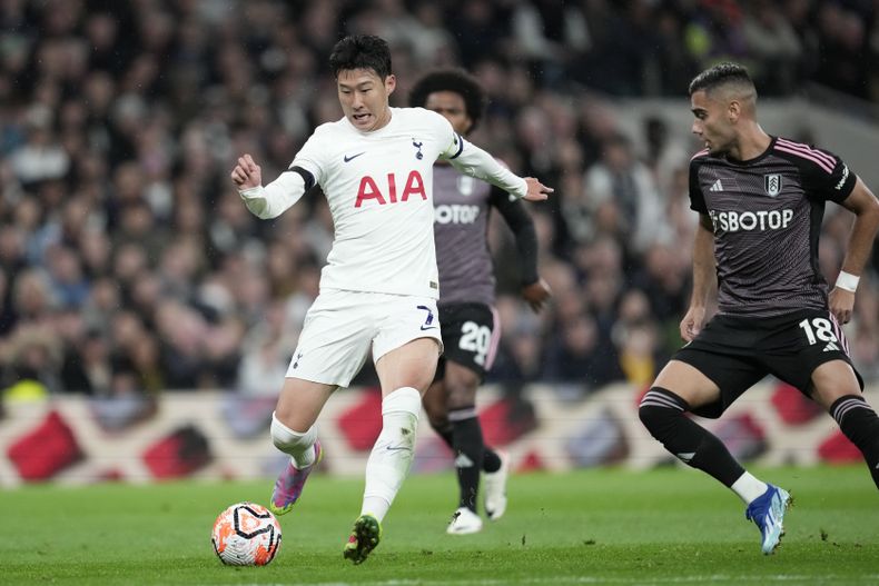Son Heung-min del Tottenham en acción durante el encuentro de la Liga Premier ante el Fulham el lunes 23 de octubre del 2023. (AP Foto/Kin Cheung)
