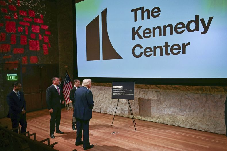 ARCHIVO - El presidente Donald Trump visita el Centro John F. Kennedy para las Artes Escénicas en Washington, el lunes 17 de marzo de 2025. (Pool vía AP, Archivo)