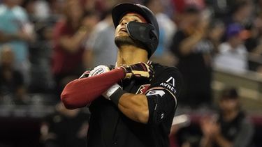 En foto del 7 de mayo del 2023, Lourdes Gurriel Jr. de los Diamondbacks de Arizona celebra su jonrón de tres carreras ante los Nacionales de Washington. El lunes 8 de mayo del 2023, Gurriel se convierte en ciudadano estadounidense. (AP Foto/Darryl Webb)