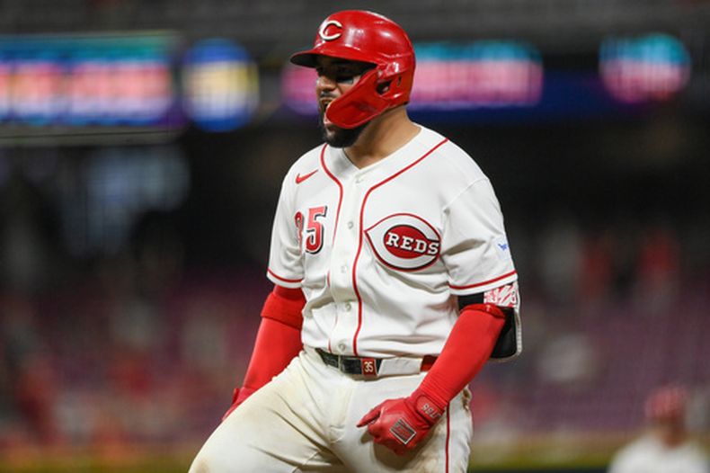 José Treviño, de los Rojos de Cincinnati, celebra luego de batear un sencillo productor ante los Padres de San Diego, el martes 1 de septiembre de 2026 (AP Foto/Tanner Pearson)