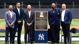 Chris Young, Dellin Betances, Derek Jeter, CC Sabathia y Andy Pettitte posan durante la ceremonia de inducción de Sabathia al Monument Park antes de un partido de béisbol entre los Yankees de Nueva York y los Orioles de Baltimore, el 25 de septiembre de 2026, en Nueva York. (Foto AP/Noah K. Murray)