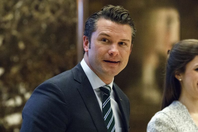 ARCHIVO - Pete Hegseth camina hacia un elevador para reunirse con el presidente electo Donald Trump en la Torre Trump de Nueva York, el 15 de diciembre de 2016. (AP Foto/Evan Vucci, Archivo)