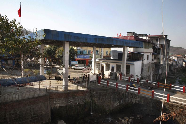 ARCHIVO - Agentes de seguridad chinos montan guardia en un cruce fronterizo entre Laiza, controlada por los rebeldes Kachin en el norte de Myanmar, y Yunnan, en el oeste de China, el 21 de marzo de 2018. (AP Foto/Esther Htusan, archivo)