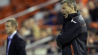 americateve | Miroslav Djukic le grita instrucciones a los jugadores de Valencia durante un partido de la Liga Europa contra Kuban Krasnodar en el estadio valenciano de Mestalla el 12 de diciembre del 2013. El serbio fue despedido por el Valencia tras la derrota 3-0 an
