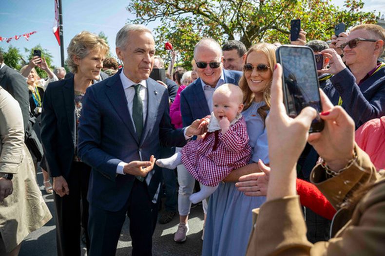 La gente saluda al primer ministro canadiense Mark Carney durante una visita a Aughagower, Irlanda, el domingo 14 de junio de 2026. (Andrew Downes/PA vía AP)