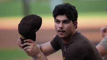 El venezolano Ethan Salas, de los Padres de San Diego, espera el comienzo de la Serie de Comodines de la Liga Nacional ante los Cachorros de Chicago, el martes 29 de septiembre de 2026 (AP Foto/Gregory Bull)