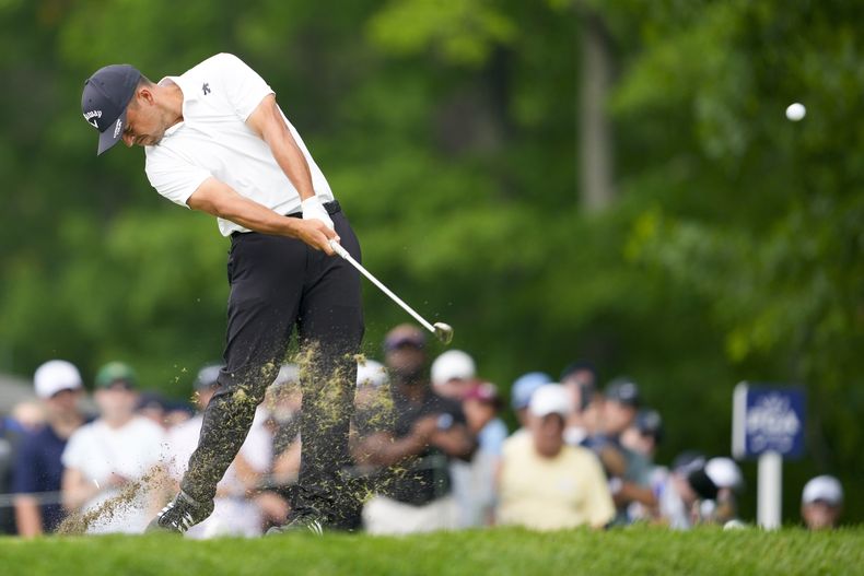 Xander Schauffele le pega a la bola en el fairway en el hoyo ocho en la primera ronda del PGA Championship en el Valhalla Golf Club en Louisville, Kentucky el jueves 16 de mayo del 2024. (AP Foto/Matt York)