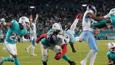 Derrick Henry (22), running back de los Titans de Tennessee, anota un touchdown durante la segunda mitad del juego de la NFL en contra de los Dolphins de Miami, el lunes 11 de diciembre de 2023, en Miami. (AP Foto/Lynne Sladky)