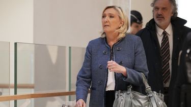 La líder francesa Marine Le Pen llega a una corte de París antes del veredicto sobre un caso de malversación que podría remecer la política francesa y la carrera de Le Pen, el lunes 31 de marzo de 2025 en París. (AP Foto/Thibault Camus)