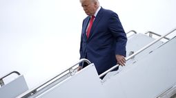 El presidente Donald Trump llega en el Air Force One al Aeropuerto Regional Hagerstown en Hagerstown, Maryland en ruta a Camp David, Maryland, el 8 de junio del 2025. (AP foto/Manuel Balce Ceneta)