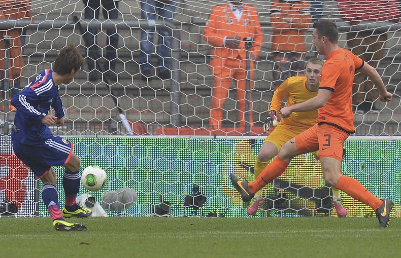 El jugador de Jap&oacute;n, Yuya Osako, izquierda, anota un gol contra Holanda en un amistoso el s&aacute;bado, 16 de noviembre de 2013, en Genk, B&eacute;lgica. (AP Photo/Geert Vanden Wijngaert)