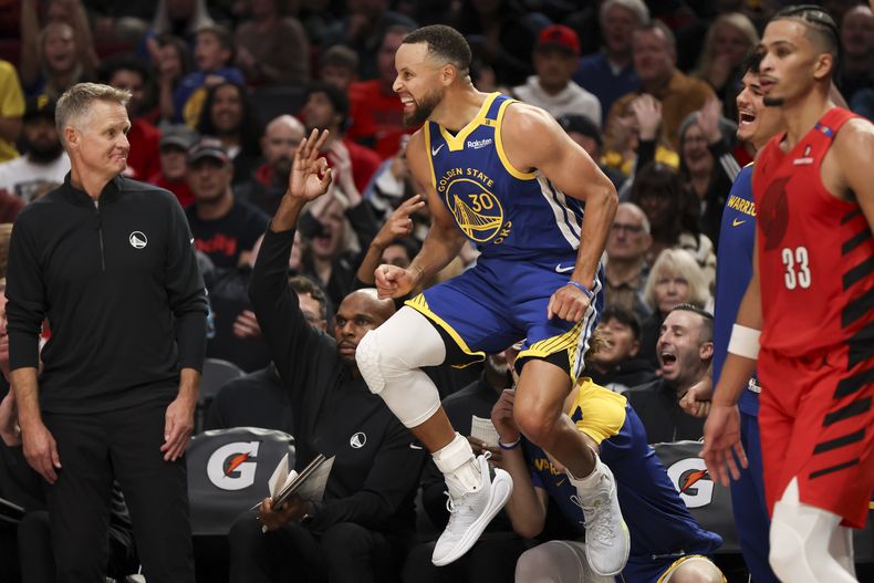Stephen Curry, de los Warriors de Golden State, festeja luego de conseguir un enceste ante los Trail Blazers de Portland, el miércoles 23 de octubre de 2024 (AP Foto/Amanda Loman)