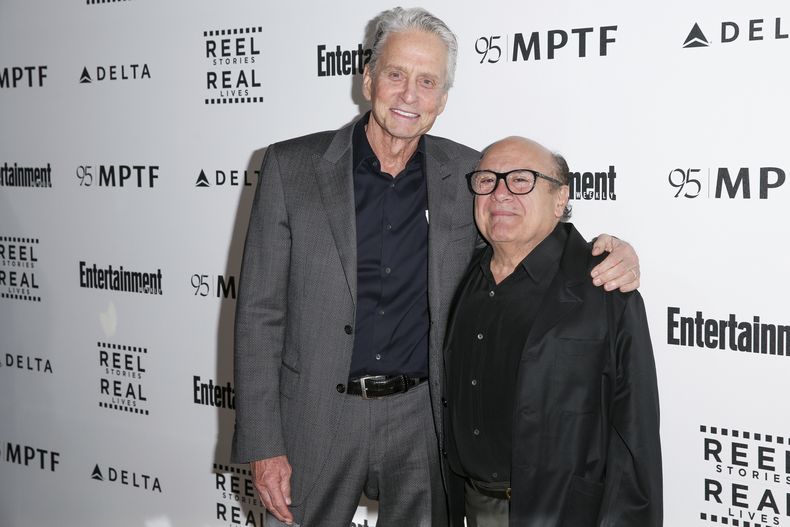 ARCHIVO - Michael Douglas, a la izquierda, y Danny DeVito aparecen en el quinto evento benéfico anual Reel Stories, Real Lives el 7 de abril de 2016, en Los Ángeles. (Fogto Rich Fury/Invision/AP, archivo)