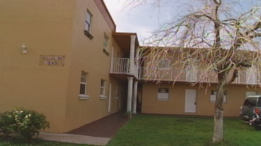 americateve | En medio del desespero y la indignación, Esperanza Álvarez saca fuerza todos los días para calentar el agua de su nieta de tres años, y trasladarla al baño por un estrecho pasillo, esquivando obstáculos bajo el temor de un accidente doméstico. Álvarez es