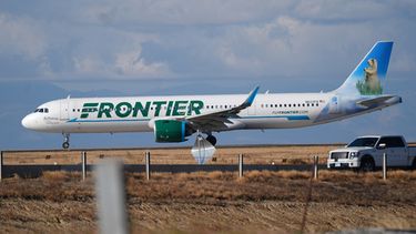 ARCHIVO - Un avión de Frontier Airlines avanza por una pista del aeropuerto internacional de Denver el 25 de noviembre de 2025. (Foto AP/David Zalubowski, Archivo)