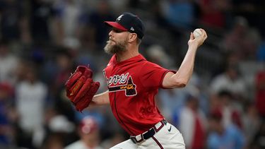 Chris Sale de los Bravos de Atlanta lanza ante los Filis de Filadelfia en el tercer juego de la serie de comodines de la Liga Nacional, el jueves 1 de octubre de 2026, en Atlanta. (AP Foto/Brynn Anderson)
