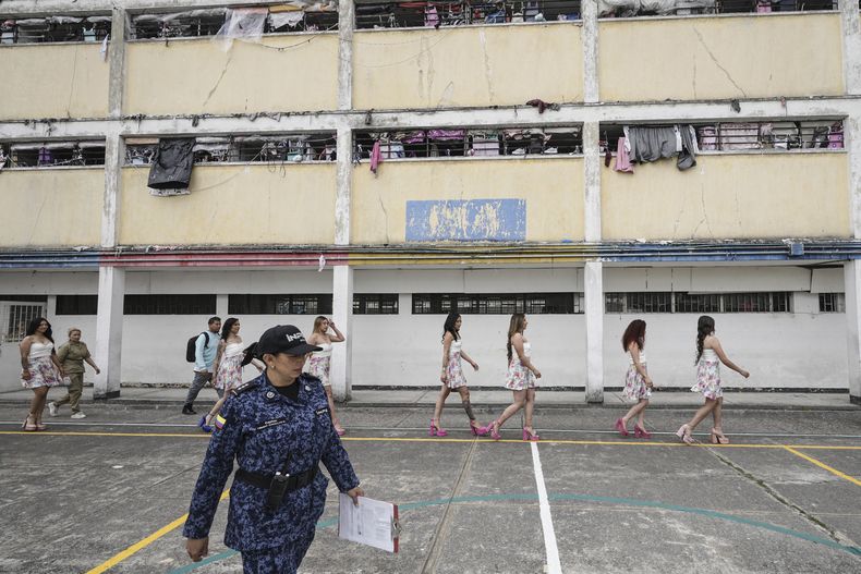 Reclusas participan en un concurso anual de belleza celebrado en honor a la Virgen de la Merced, patrona de las prisioneras, en la cárcel de mujeres El Buen Pastor, en Bogotá, Colombia, el martes 9 de septiembre de 2025. (AP Foto/Iván Valencia)