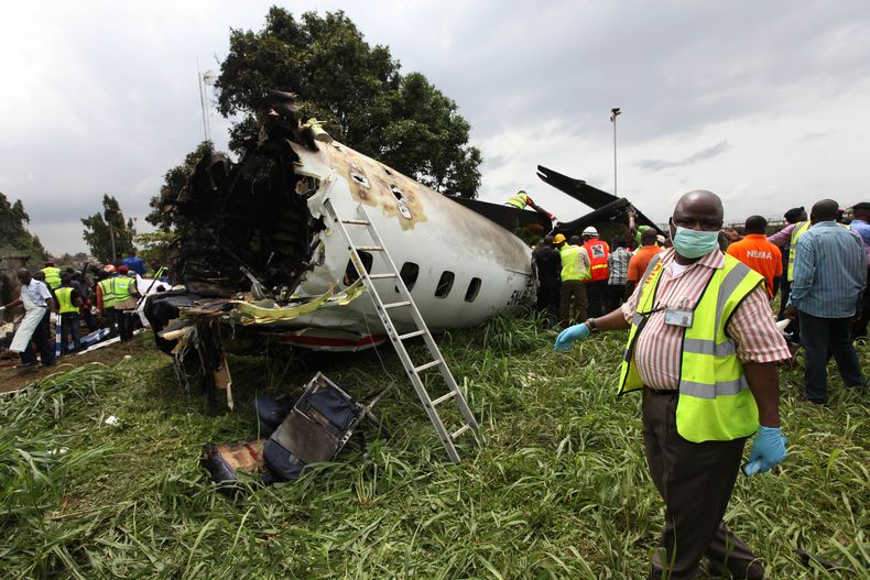 Trabajadores de rescate examinan los restos de un avi&oacute;n de pasajeros que se estrell&oacute; poco despu&eacute;s de despegar del aeropuerto de Lagos, en Nigeria, el jueves 3 de octubre del 2013, percance en el que murieron 13 personas. (Foto AP/Sund