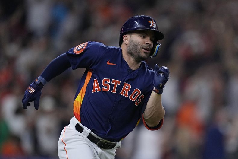 ARCHIVO - El venezolano José Altuve, de los Astros de Houston, corre tras conectar su hit número 2.000, en un juego ante los Marineros de Seattle, el 19 de agosto de 2023 (AP Foto/Kevin M. Cox, archivo)