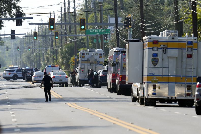 Agentes de distintas corporaciones acuden al lugar donde se reportó un tiroteo en una tienda de la cadena Dollar General, el sábado 26 de agosto de 2023, en Jacksonville, Florida. (AP Foto/John Raoux)