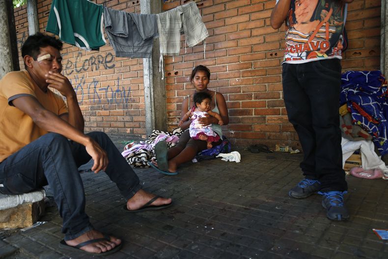 Narciso Sosa, izquierda, un ind&iacute;gena guaran&iacute; de 34 a&ntilde;os, y su esposa Nilsa Paredes, de 15 a&ntilde;os de edad con su beb&eacute; Mabel, acampan frente a la oficina de asuntos ind&iacute;genas de Paraguay, el viernes 28 de noviembre de
