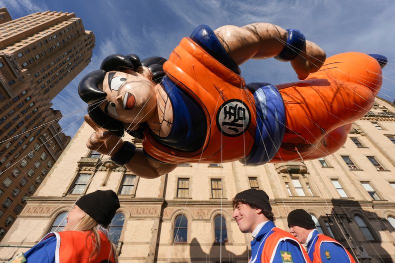 Los manipuladores de globos guían el globo Goku por Central Park West durante el Desfile del Día de Acción de Gracias de Macys, el jueves 27 de noviembre de 2025, en Nueva York. (Foto AP/Frank Franklin II)