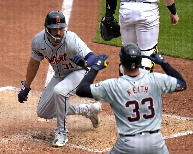 Riley Greene (31) recibe el saludo de Colt Keith tras anotar una carrera para los Tigres de Detroit ante los Piratas de Pittsburgh, el martes 9 de abril de 2024. (AP Foto/Gene J. Puskar)