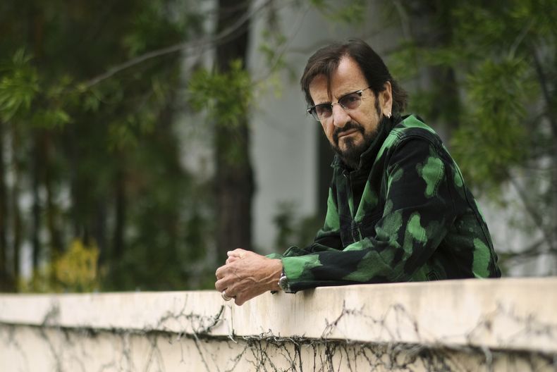 Ringo Starr posa para un retrato el 5 de septiembre de 2023, en el Hotel Sunset Marquis en West Hollywood, California, para promover su EP Rewind Forward que será lanzado el 13 de octubre. (Foto AP/Chris Pizzello)
