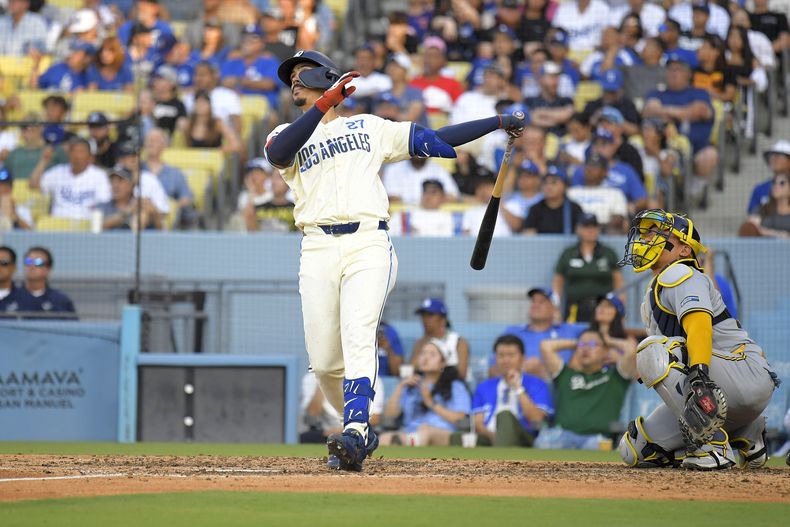 El cubano Miguel Vargas, de los Dodgers de Los Ángeles, batea un jonrón solitario ante los Cerveceros de Milwaukee, el sábado 6 de julio de 2024 (AP Foto/Mark J. Terrill)