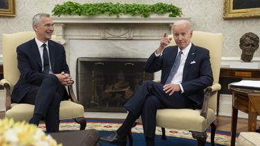 El presidente Joe Biden se reúne con el secretario general de la OTAN, Jens Stoltenberg, en la Oficina Oval de la Casa Blanca, el martes 13 de junio de 2023, en Washington. (AP Foto/Manuel Balce Ceneta)