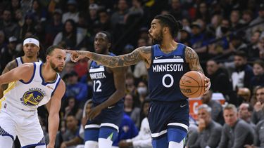 Wolves se imponen a Warriors con 39 puntos de Towns
