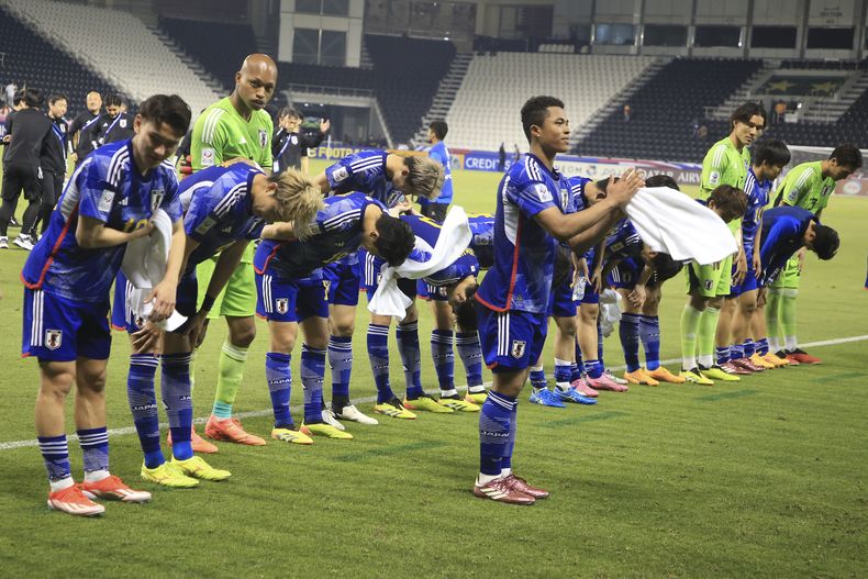 Los jugadores de Japón celebran después del partido de semifinales de la Copa Asiática Sub-23 entre Irak y Japón en Doha, Qatar, el lunes 29 de abril de 2024. (AP Foto/Hussein Sayed)