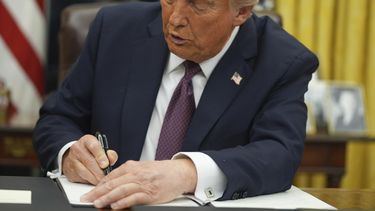 El presidente Donald Trump firma una orden ejecutiva sobre la ciudadanía por derecho de nacimiento en el Despacho Oval de la Casa Blanca, el lunes 20 de enero de 2025, en Washington. (AP foto/Evan Vucci)