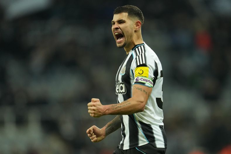 Bruno Guimaraes del Newcastle reacciona durante el encuentro ante el Manchester City de la Liga Premier el sábado 22 de noviembre del 2025. (AP Foto/Jon Super)