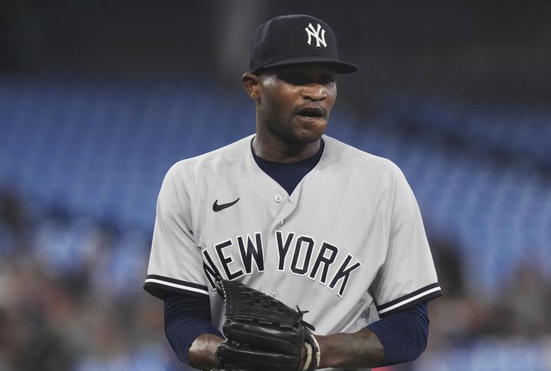 El abridor de los Yanquis de Nueva York, Domingo Germán, se retira del campo después de la segunda entrada del partido contra los Azulejos de Toronto, en Toronto, el martes 16 de mayo de 2023. (Chris Young/The Canadian Press vía AP)