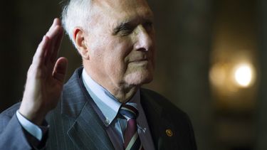 Jon Kyl presta juramento para ocupar el escaño de McCain