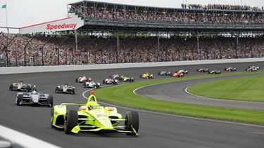 En esta foto del 26 de mayo de 2019, el francés Simon Pagenaud lidera las 500 Millas de Indianápolis (AP Foto/Darron Cummings, archivo)