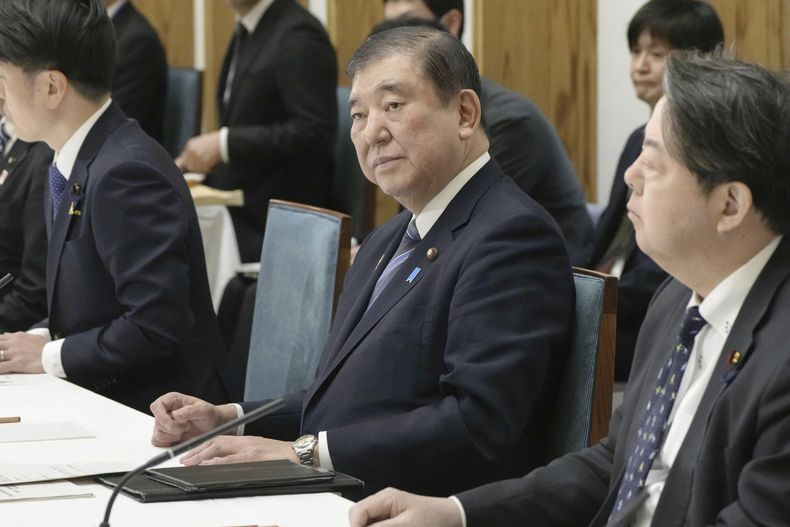 El primer ministro japonés Shigeru Ishiba atiende una reunión de gabinete en su oficina, en Tokio, Japón, el viernes 14 de marzo de 2025.(Kyodo News vía AP)