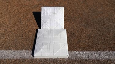 MLB: Bases más grandes permitirían más robos, menos lesiones