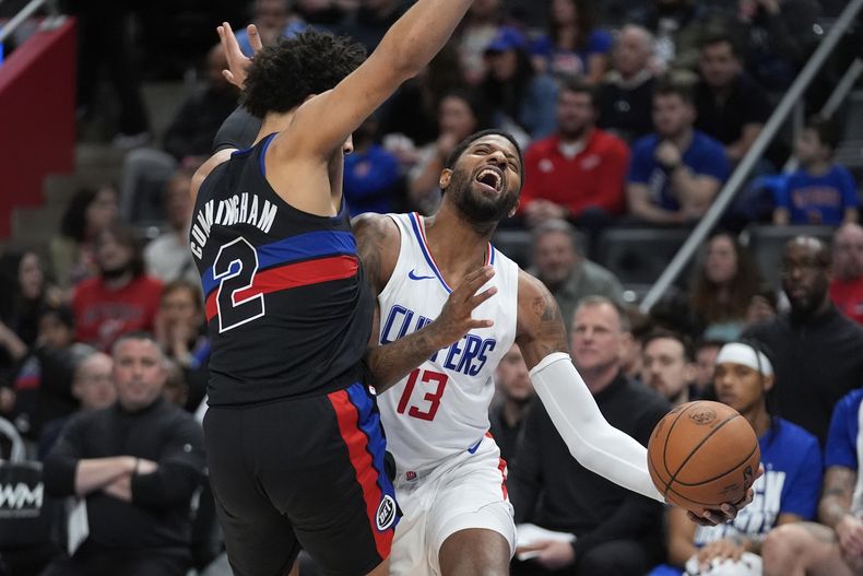Paul George, alero de los Clippers de Los Ángeles, encara a Cade Cunningham, de los Pistons de Detroit, durante el partido del viernes 2 de febrero de 2024 (AP Foto/Paul Sancya)