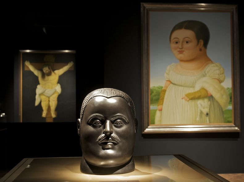 ARCHIVO - La obra de arte del artista colombiano Fernando Botero se exhibe en el Museo Bowers: El mundo barroco de Fernando Botero, en Santa Ana, California, el 10 de septiembre de 2009, la primera gran retrospectiva estadounidense presentada por Botero en más de 30 años. Botero falleció el 15 de septiembre de 2023 en Mónaco, según informó su hija Lina Botero, quien confirmó su fallecimiento a la emisora de radio colombiana Caracol. (AP Foto/Damian Dovarganes, Archivo)