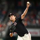 El lanzador de los Nacionales de Washington, Andrew Alvarez, hace un envío durante la tercera entrada de un partido de béisbol contra los Mets de Nueva York, el 25 de septiembre de 2026, en Washington. (Foto AP/Nick Wass)