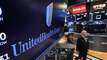 El logotipo de UnitedHealth Group en el piso de remates de la Bolsa de Valores de Nueva York el jueves 17 de abril de 2025. (AP Foto/Richard Drew)