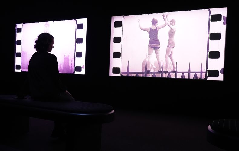 Clips monocromáticos se muestran en la exposición Color in Motion: Chromatic Explorations of Cinema (Color en Movimiento: Exploraciones Cromáticas del Cine) en el Museo de la Academia el martes 29 de octubre de 2024 en Los Angeles. (Foto AP/Chris Pizzello)
