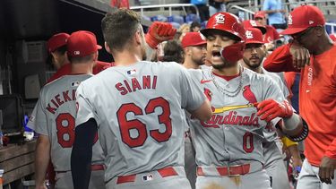 Masyn Winn (0) de los Cardenales de San Luis tras conectar un jonrón en el 12do inning para la victoria 7-6 ante los Marlins de Miami, el lunes 17 de junio de 2024, en Miami. (AP Foto/Marta Lavandier)
